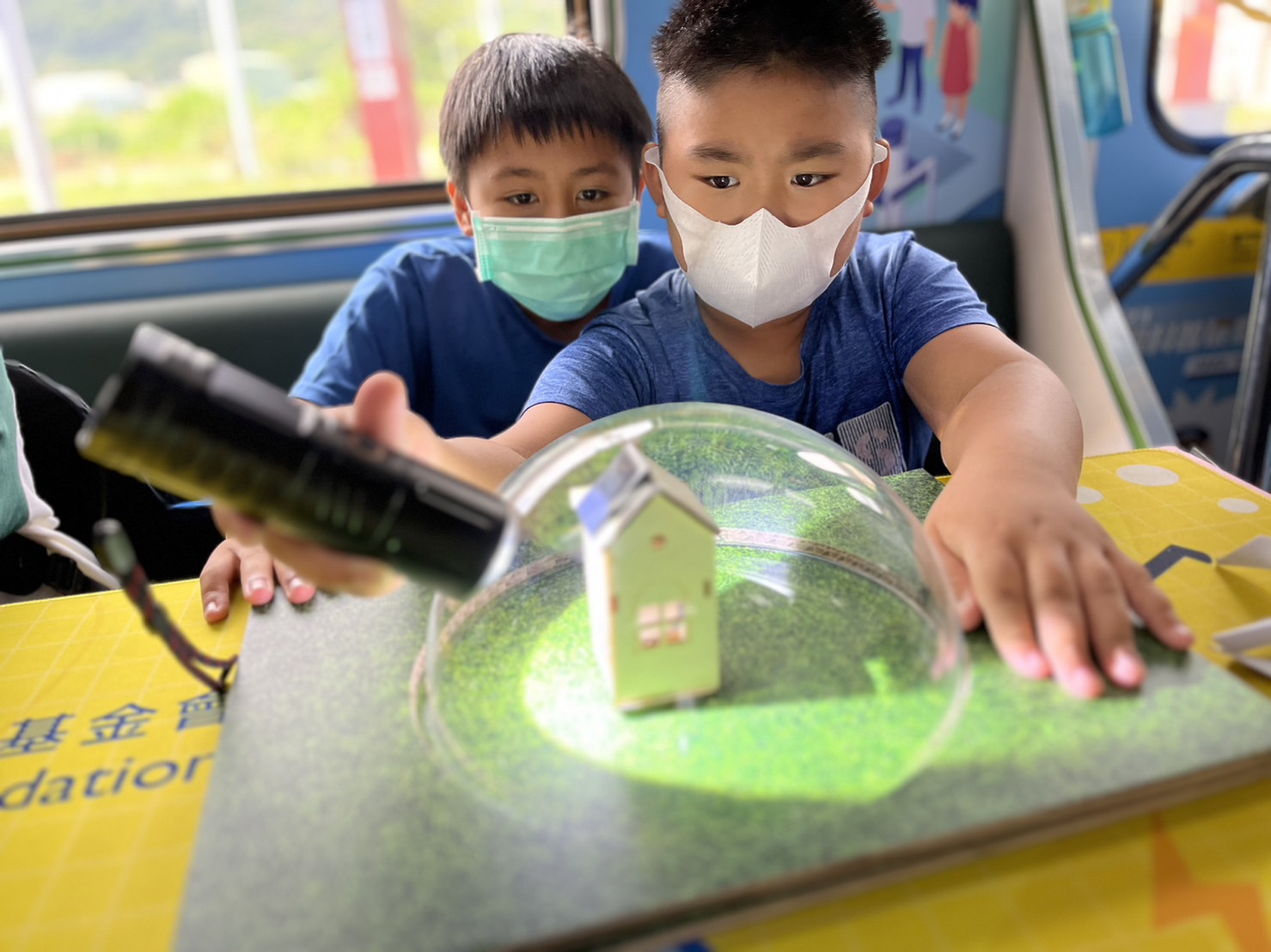 PA旗舰厅參與基礎科學主題車廂，以STEAM教學精神，設計「逐日科學家」、「太陽能工程師」以及「淨零建築師」三大能源科普課程和實驗