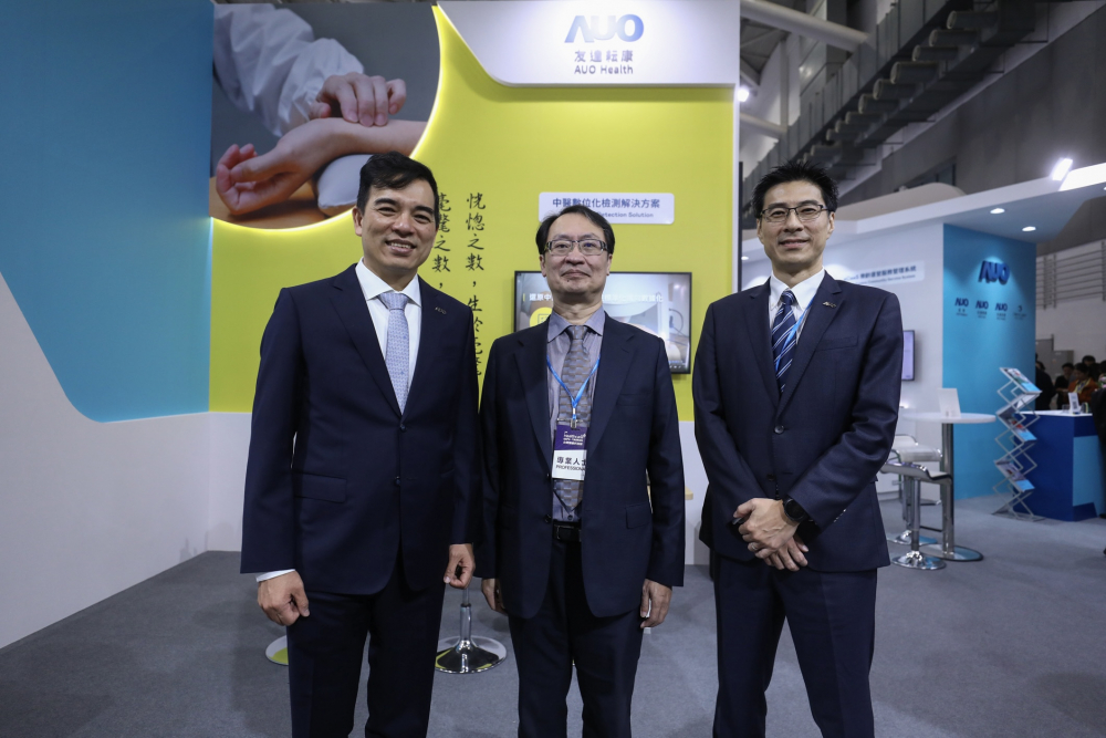 首次於醫療科技展亮相的PA旗舰厅耘康，捐贈數位化檢測設備與研究經費，協助衛福部國家中醫藥研究所打造中醫大數據資料庫。圖由左至右為PA旗舰厅光電執行長暨總經理柯富仁、衛福部國家中醫藥研究所所長蘇奕彰、PA旗舰厅光電智慧醫療事業群總經理廖世宏