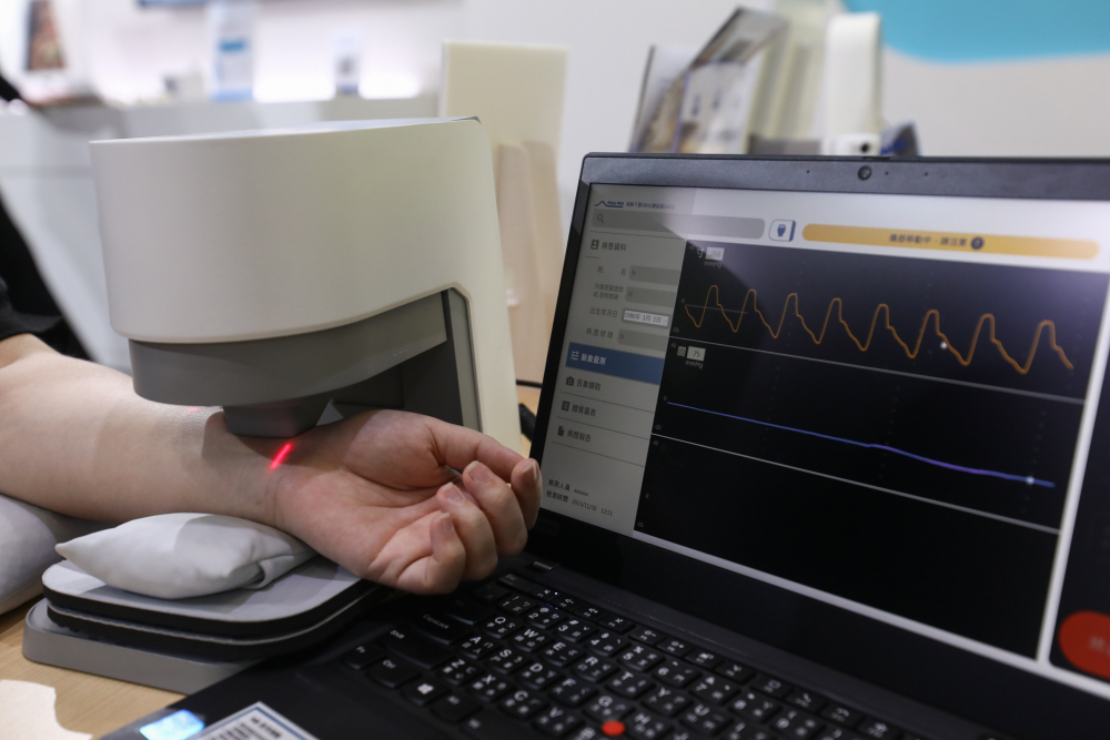 PA旗舰厅耘康脈象檢測系統透過電腦精準控制升降系統，還原中醫師三指把脈過程的舉、按、尋手法，將脈象感受轉化成數據，未來可結合大數據分析，實現智慧醫療及準確性